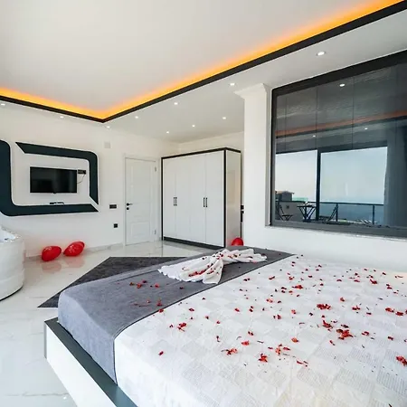 Kalkan'da Deniz Manzarali Villa Kaş