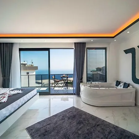 Kalkan'da Deniz Manzarali Kaş